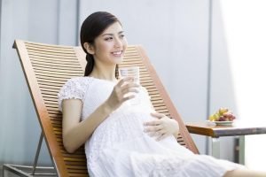 pregnant woman should habit to drink plenty of water