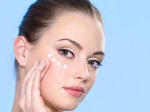 sử dụng serum dưỡng mắt