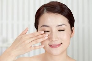 massage for the eyes get rid of crow's feet
