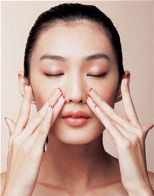 Massage mặt từ dưới cằm lên thái dương Massage mặt từ dưới cằm lên thái dương