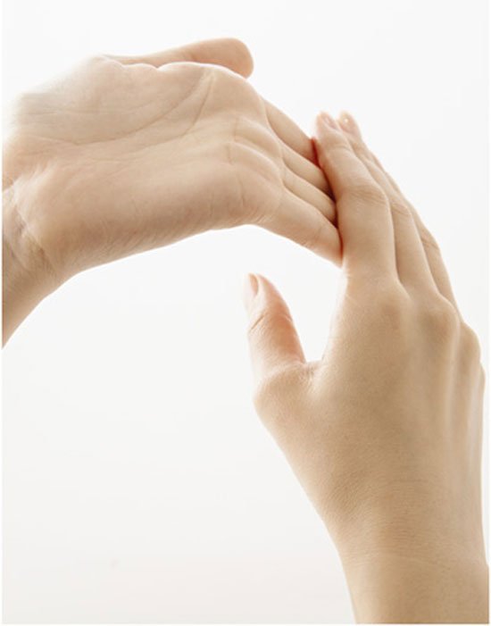 3 phút massage bàn tay chống mỏi, tê, đau cho cô nàng công sở 3 phút massage bàn tay chống mỏi, tê, đau cho cô nàng công sở