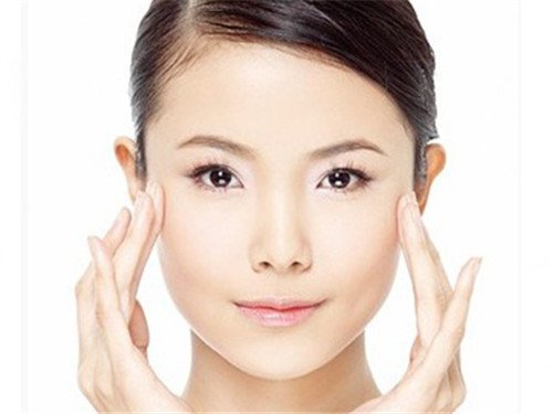 Massage vùng mắt giúp giảm vết chân chim Massage vùng mắt giúp giảm vết chân chim